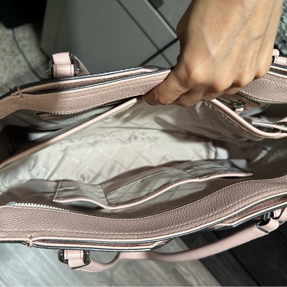 Michael Kors Leather Baby Pink Tote Bag. - Picture 6 of 10